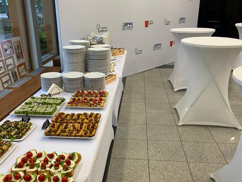 biały stół koktajlowy konferencja event targi wynajem wypożyczalnia warszawa