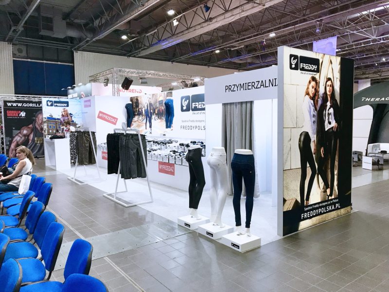 meble eventowe do wynajmu na targi wieszak lada recepcyjna wystawiennicza warszawa