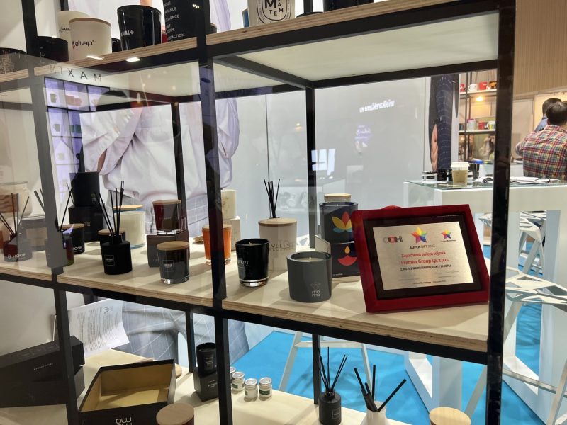 regał wynajem ekspozytor wynajem regałów ekspozycyjnych industrial skandynawski warszawa drewniany