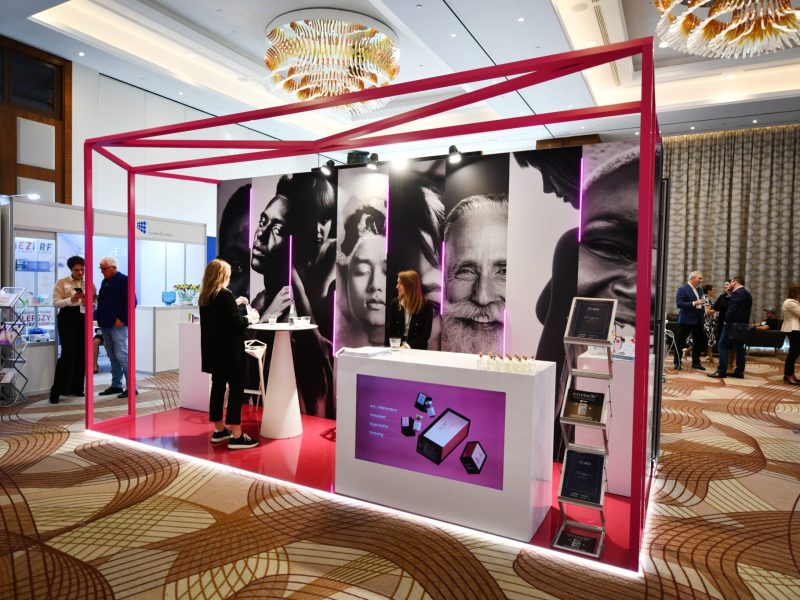 podświetlona świecąca podłoga led na boku podwyższona podniesiona targowa targi warszawa