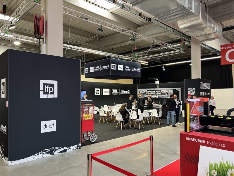 wypożyczalnia podwieszenie konstrukcja podwieszana z grafiką wynajem