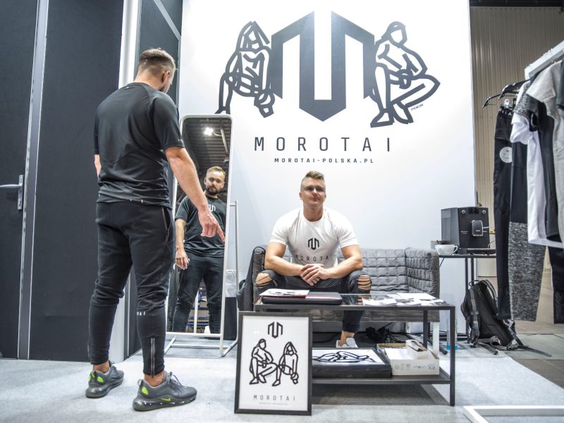 stolik czarny kawowy kanapa szara wynajem wypożyczania mebli evenowych targi warszawa