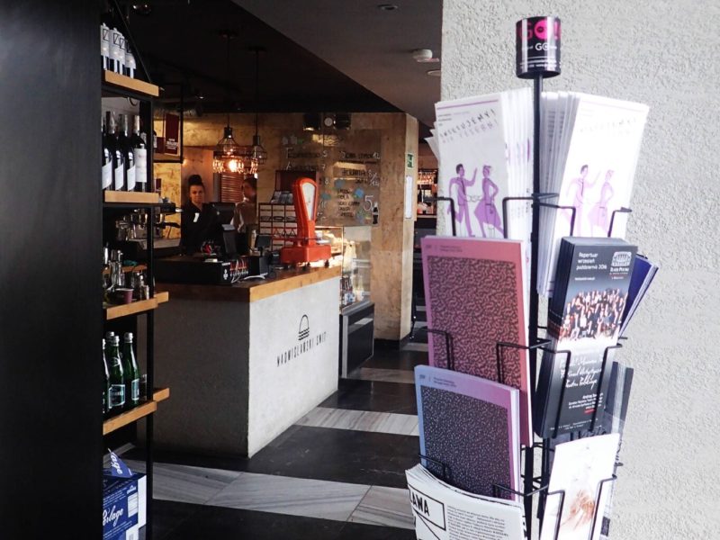 ekspozytor na ulotki wynajem warszawa wypożyczalnia targi