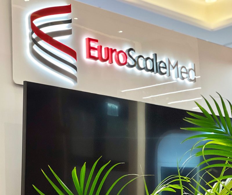 świecące tyłem (efekt echo) litery 3D