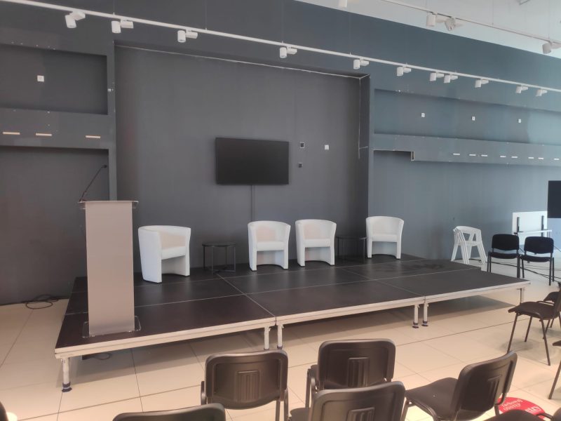 stolik na wynajem wypożyczalnia konferencja mównica fotele