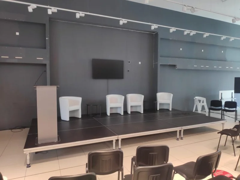 wynajem mównicy na konferencję prasową warszawa wypożyczenie wypożyczalnia