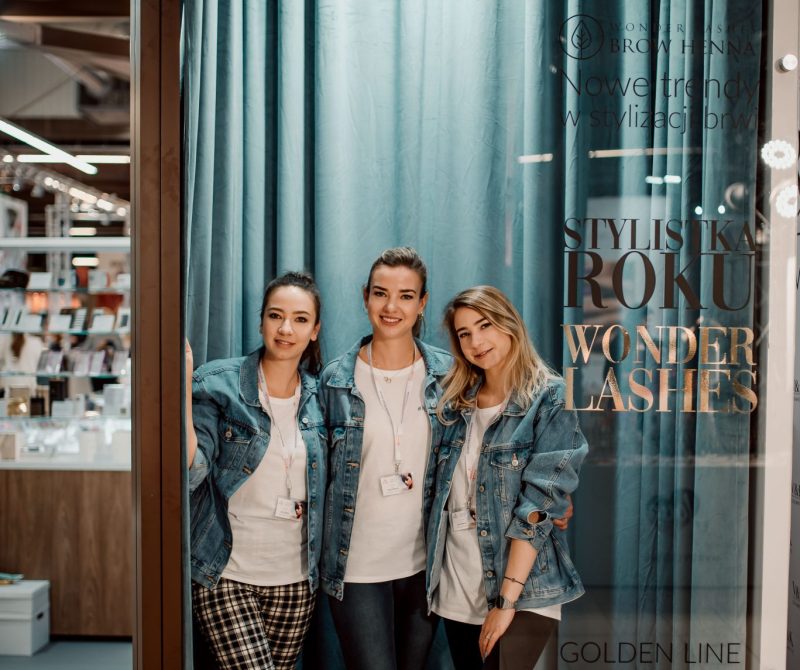 ścianka do zdjęć na targi magazyn gazeta tło zabudowa targowa indywidualna beauty forum wonder lashes