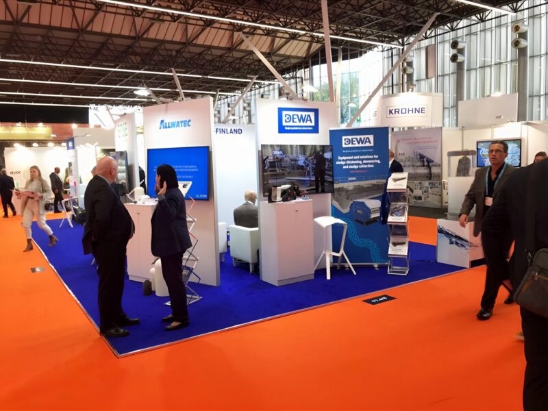 Widok ogólny na stoisko targowe podczas targów Aquatech Amsterdam, ukazujący naszą modułową zabudowę.