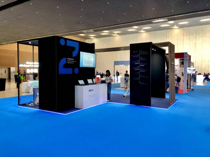 Nowoczesne stoisko targowe Zhipu-AI na targach KDD w Barcelonie, wykonane przez profesjonalną firmę budującą stoiska targowe