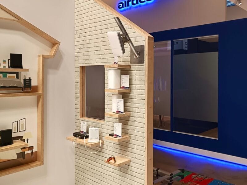 Comfortable and functional meeting area within STRONG's modular exhibition stand at a Paris trade show