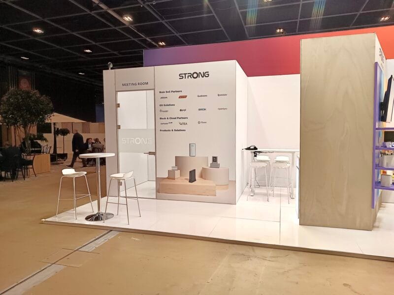 Professional assembly of STRONG's modular exhibition booth in Paris, optimized for European events