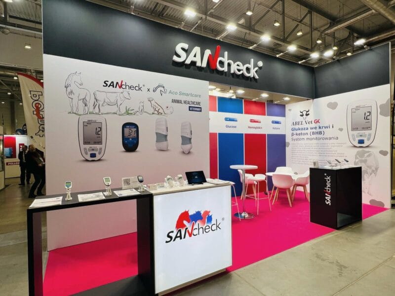 Branding i grafika na stoisku targowym BeneCheck SanCheck na targach FERMA, realizacja Stand 360.