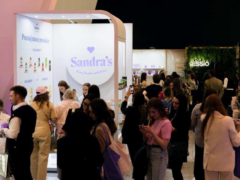 Exhibition stand contractor Poland Lodz See Bloggers Sandra Kubicka Matcha with client