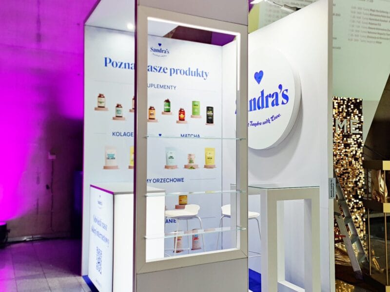 Narożna zabudowa stoiska z grafiką i oświetleniem – targi hotelowe