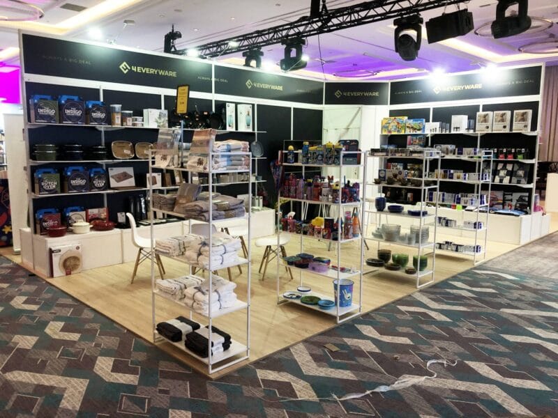 Stoisko targowe w systemie Octanorm z ladą i grafikami