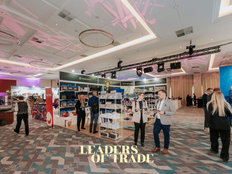 Zabudowa targowa z ladą i grafiką w przestrzeni hotelowej