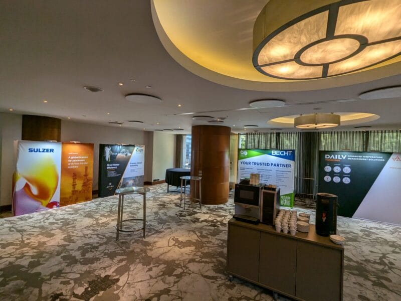 Stoisko targowe z grafiką w przestrzeni hotelowej – kongres branżowy