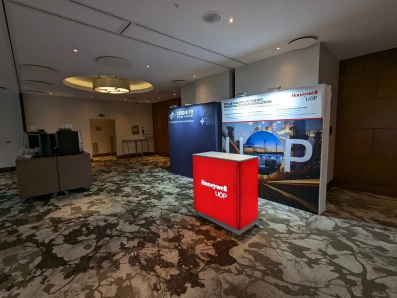 Ekonomiczna zabudowa z grafiką na stelażu – szybki montaż