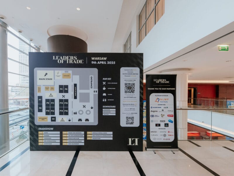 Visual branding setup for events – signage, stage elements, LED logo Visual event branding with logo wall, signage and 3D LED logo – trade show and conference setup