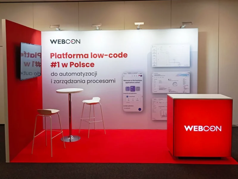 Modułowa zabudowa stoiska w systemie GoFRAME z grafiką i ladą