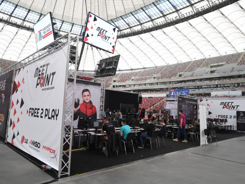 Stoisko z kratownicą aluminiową i banerem reklamowym