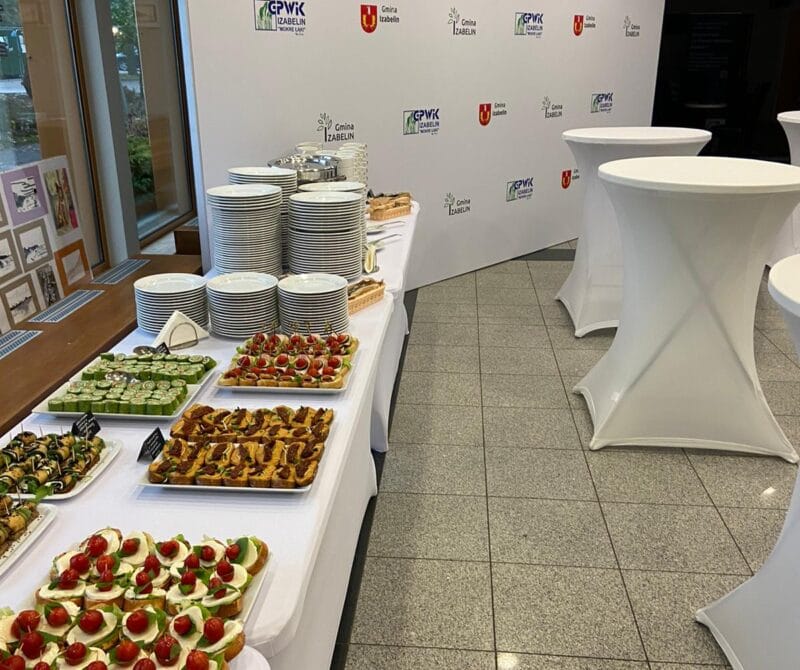 600f9cae-d3ae-40a7-9073-d1fd5b8dcaf9 Ścianka reklamowa z pełnokolorową grafiką na event wodociągów w warszawie