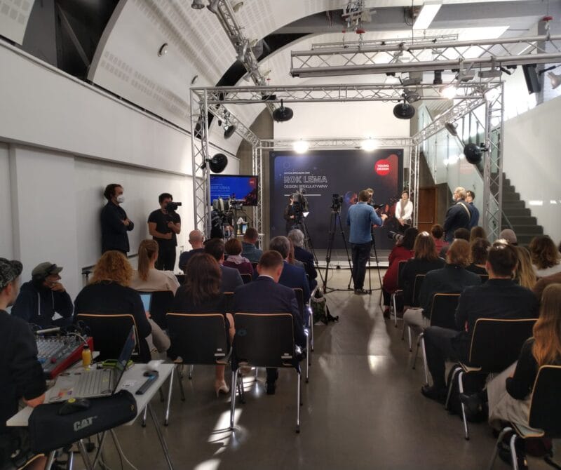 Ścianka tekstylna z nadrukiem logo na konferencji