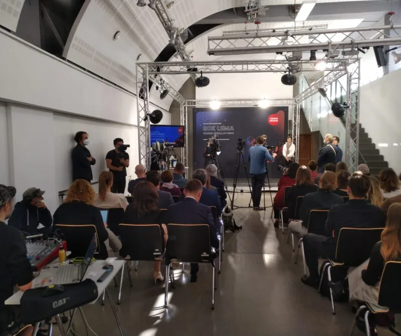 Ścianka tekstylna z nadrukiem logo na konferencji