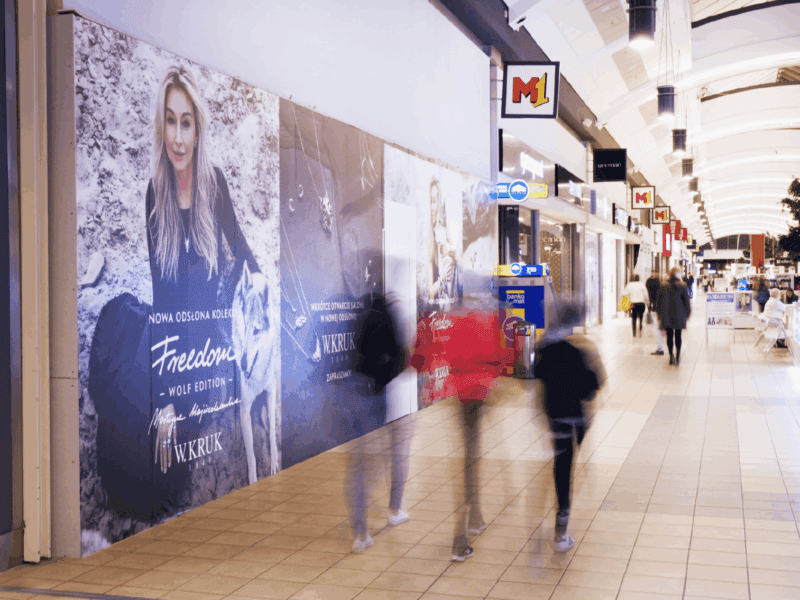 Oklejona witryna sklepu z logo i grafiką