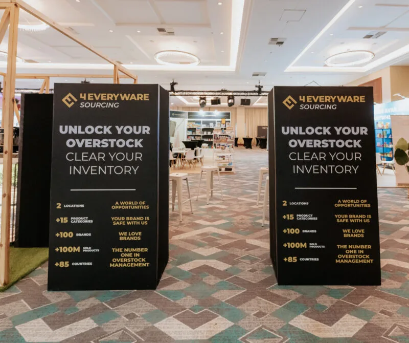 wayfinding ścianka ściana wolnostojąca z nadrukiem