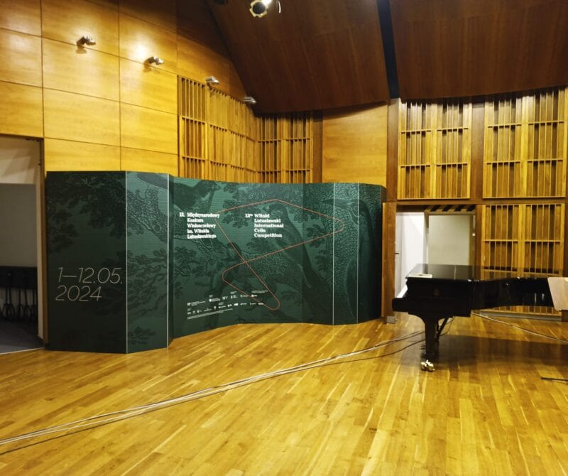 ścianka z nadrukiem na wystawie w galerii sztuki w warszawie