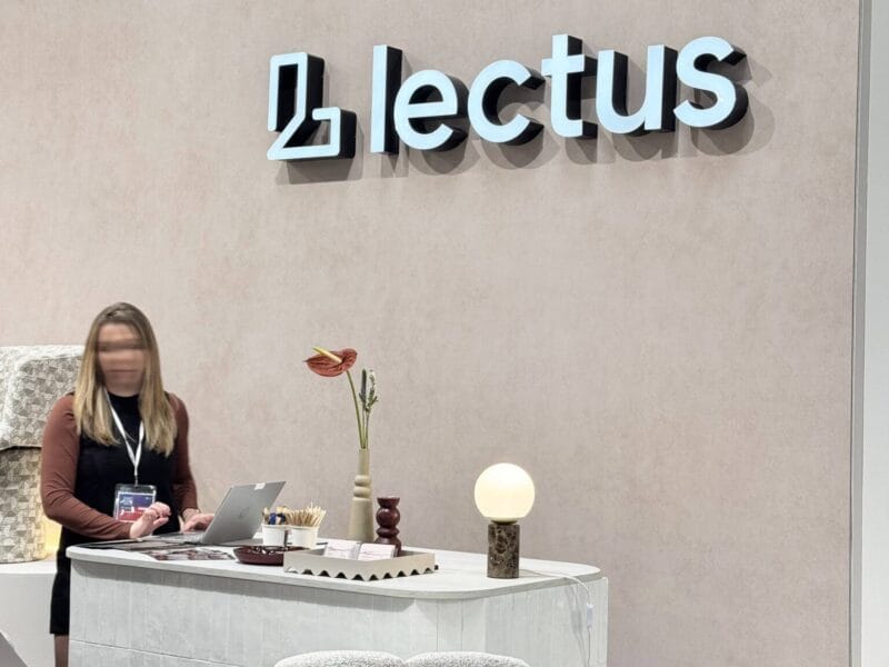 logo lectus na stoisku wystawienniczych na targach warsaw home